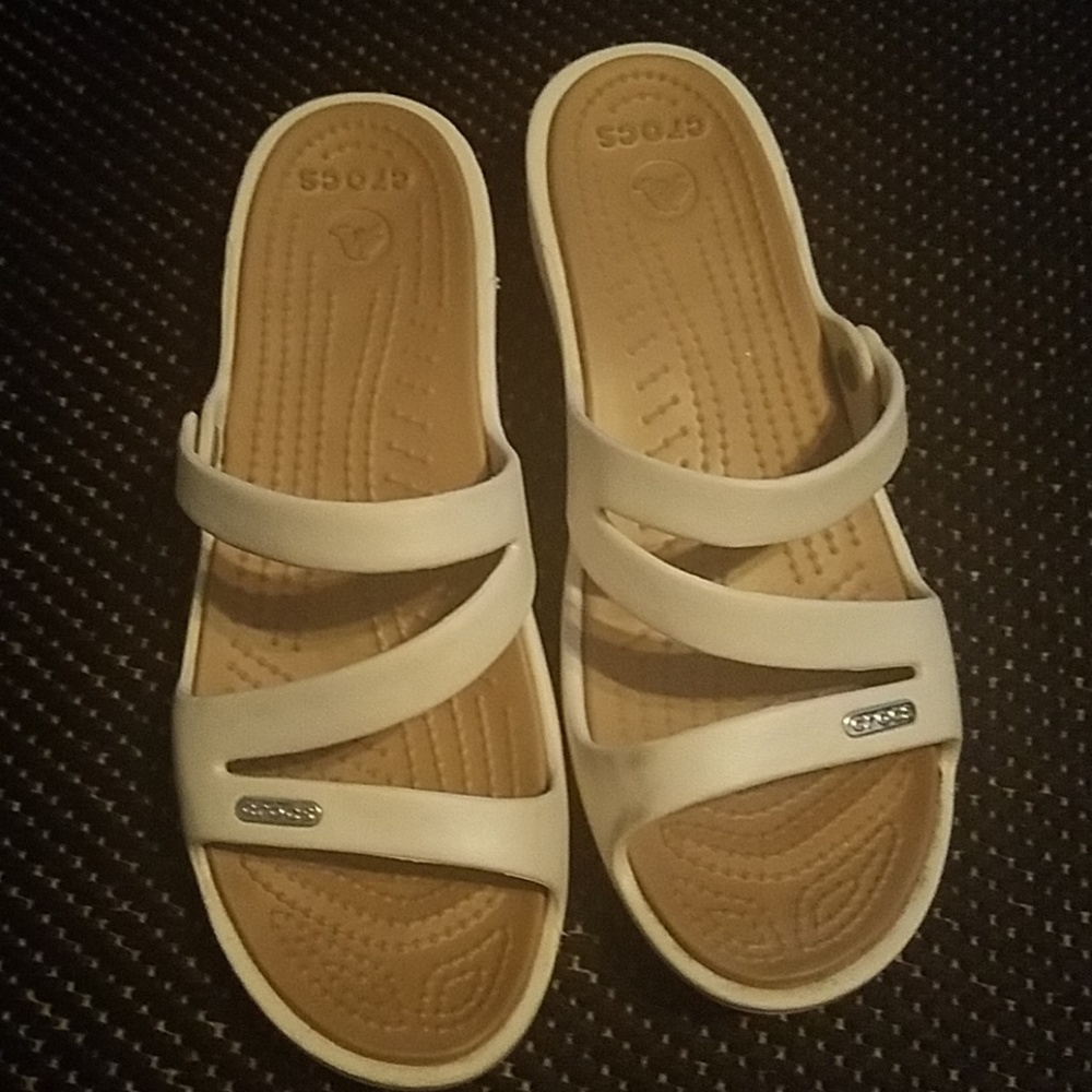 Crocs women's cross-band white sandal